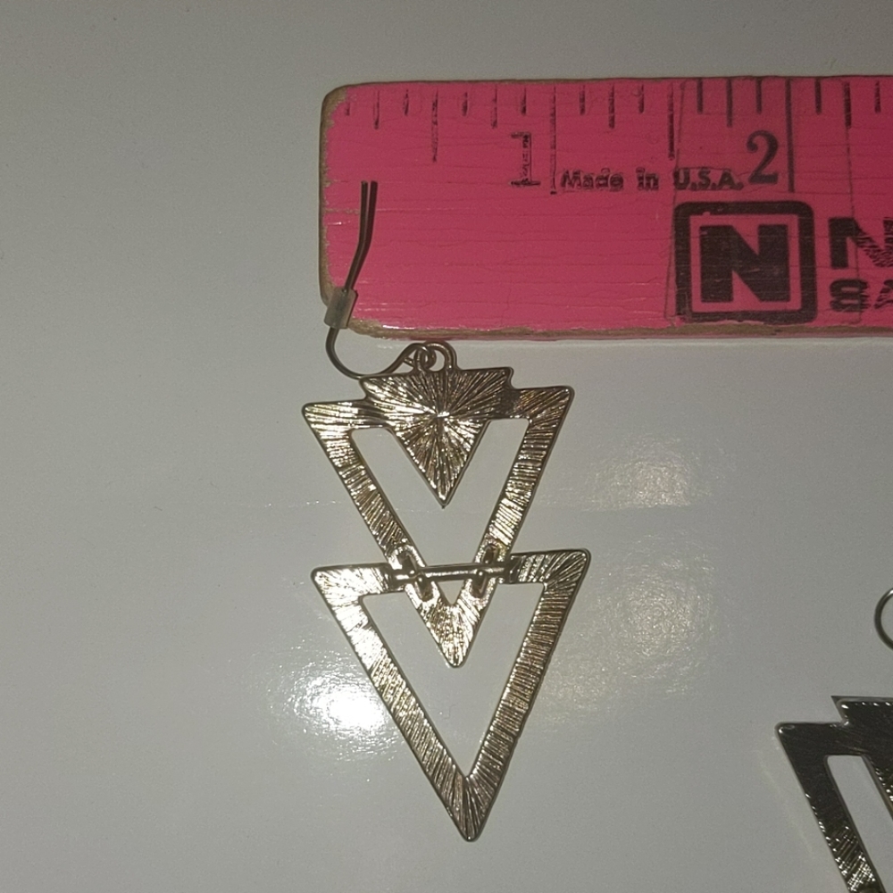 Gold and black triangle earrings - Picture 6 of 8